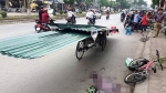 Xe chở hàng cồng kềnh đe dọa tính mạng người đi đường ở Hà Nội