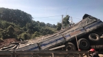 Xe tải mất lái tông sập cầu tạm trên quốc lộ 14