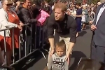 Hoàng tử Harry ghi điểm trong mắt người hâm mộ khi tìm cha mẹ cho cậu bé lạc giữa đám đông
