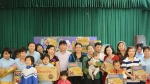 CLB Ca trù ở Hà Nội tặng quà cho các cháu Làng trẻ em mồ côi Hà Tĩnh