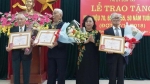 Lãnh đạo TP Hà Nội trao Huy hiệu Đảng đợt 7/11 cho các đảng viên lão thành