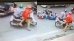 Người phụ nữ đi xe máy bất ngờ bị hai gã đàn ông áp sát đạp ngã sấp mặt ra đường