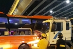 Xe tải va chạm ôtô khách giữa khuya ở ngã tư Hàng Xanh