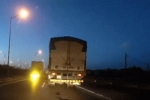 CLIP: Xe tải chạy ngược chiều trên cao tốc khiến giới tài xế 'phát cáu'