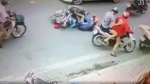 Clip người phụ nữ bị gã đàn ông đạp ngã vào ô tô khi đang đi trên phố