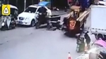 Trung Quốc: Xe 3 bánh chở ống thép tông ngã xe máy điện, hai người tử vong