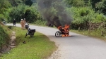 Bị CSGT kiểm tra, người đàn ông châm lửa đốt xe