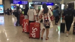 Clip: Hàng trăm chiếc vali 'hàng hiếm' xuất hiện ở sân bay Trung Quốc