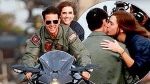 Tom Cruise hôn người đẹp, tái hiện cảnh cưỡi mô tô kinh điển