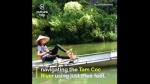 Chèo thuyền bằng chân ở Tam Cốc, Ninh Bình khiến du khách Tây thích thú
