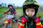 Bé gái 5 tuổi chạy mô tô mạo hiểm ở Sài Gòn