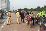 Clip: 'Né' CSGT, cả trăm người dắt xe máy ngược chiều trên phố Hà Nội