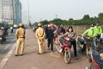 Đoàn người dắt xe máy ngược chiều trên phố Hà Nội để 'né' bị CSGT phạt có phạm luật?