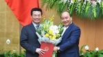 Thủ tướng trao quyết định của Chủ tịch nước bổ nhiệm ông Nguyễn Mạnh Hùng