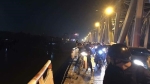 Ô tô chở 2 người lao từ cầu Chương Dương xuống sông Hồng