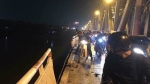 Hà Nội: Ô tô mất lái húc đổ 10 m thành cầu Chương Dương, lao xuống sông Hồng