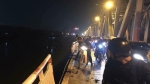 Đi trên cầu Chương Dương, xe ô tô bất ngờ mất lái tông đổ lan can lao xuống sông Hồng