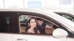 Nam vương Hải Quân lái xe sang đón Hoa hậu Du lịch Huỳnh Vy tại sân bay