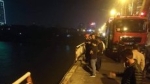 Xe ô-tô mất lái lao xuống sông Hồng