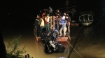 Tìm thấy 2 người chết trong chiếc xe ô tô húc văng lan can cầu Chương Dương, lao xuống sông Hồng