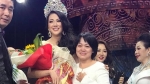 Phương Khánh ôm mẹ khóc trên sân khấu khi đăng quang Hoa hậu Trái đất