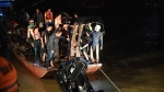 Trắng đêm trục vớt từng mảnh vỡ chiếc ô tô 4 chỗ lao từ cầu Chương Dương xuống sông Hồng