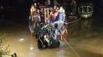 Trục vớt ô tô lao từ cầu Chương Dương xuống sông Hồng