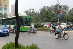Dỡ dải phân cách phi ngược chiều, chị gái liều 'cắt mặt' buýt nhanh BRT