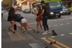 Hai cô gái lột đồ đánh chửi nhau bằng tiếng Việt ở Singapore, nhiều người đứng chụp ảnh quay clip
