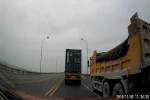Container và xe tải 'thi gan' trên cầu