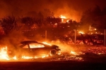 Người Mỹ khóc, cầu xin Chúa khi lái xe qua biển lửa cháy rừng
