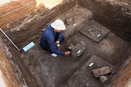 Nhà khoa học phát hiện mộ cổ của cư dân Sa Huỳnh ở Suối Chình, Lý Sơn. Ảnh: Đoàn Ngọc Khôi.