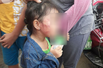 Bố của bé gái 5 tuổi bị bảo mẫu tát liên tiếp vào mặt, dọa lấy kéo cắt lưỡi: Cô ấy cũng đáng thương