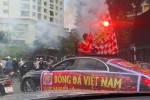 Còn gần 5 tiếng nữa đội tuyển Việt Nam mới ra sân, mà ngay bây giờ cổ động viên đã bắt đầu ra phố