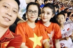 Á hậu Huyền My và Hoàng Bách đến sân Mỹ Đình cổ vũ tuyển Việt Nam