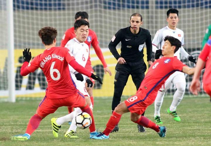 Trọng tài Al-Khudair điều khiển trận đấu giữa Việt Nam và Hàn Quốc ở giải U23 châu Á 2018.