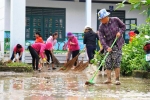 Giáo viên Nha Trang vệ sinh trường học sau mưa lũ