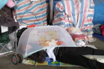 Bé gái 1 tháng tuổi phải đắp chăn nằm vỉa hè chợ Đồng Xuân: Gia đình muốn đón nhưng người mẹ đều bỏ trốn