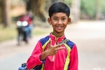 Cậu bé Campuchia nói 16 thứ tiếng đổi đời sau video trên mạng