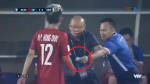 Tiết lộ mẩu giấy “nhắc bài“ thầy Park đưa cho Hồng Duy trong trận đấu với Campuchia