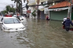 Nhiều tuyến phố ngập sâu và tê liệt sau mưa lớn, người dân Sài Gòn chật vật lội nước đến công sở trong sáng đầu tuần