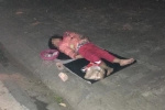 Xúc động hình ảnh bé gái 'ăn xin' nằm ngủ trên vỉa hè giữa đêm lạnh