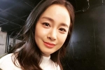 Kim Tae Hee xuất hiện trẻ trung, rạng rỡ trong vòng tay chào đón của 'biển người' hâm mộ xứ Hà Thành