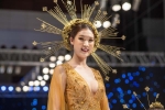 Hoa hậu Phí Thùy Linh lần đầu hở ngực catwalk