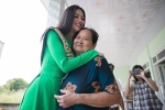 Hoa hậu Phương Khánh ôm chầm bà ngoại khi về quê Bến Tre