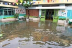 Hàng ngàn học sinh TPHCM vẫn nghỉ học vì trường ngập, cây đổ
