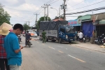Tông vào xe tải đang lùi từ trong nhà ra, 2 thanh niên thương vong ở Sài Gòn