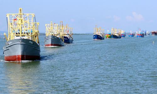 Đội tàu cá vỏ thép của ngư dân huyện Núi Thành (Quảng Nam) ra khơi khai thác hải sản. Ảnh: Đắc Thành