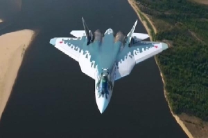 Tiêm kích Su-57 Nga ghé sát mũi vào đuôi vận tải cơ