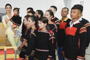 Gia đình H'Hen Niê diện trang phục người Ê-Đê, tiễn chân con gái bản làng đến Thái tham dự Miss Universe